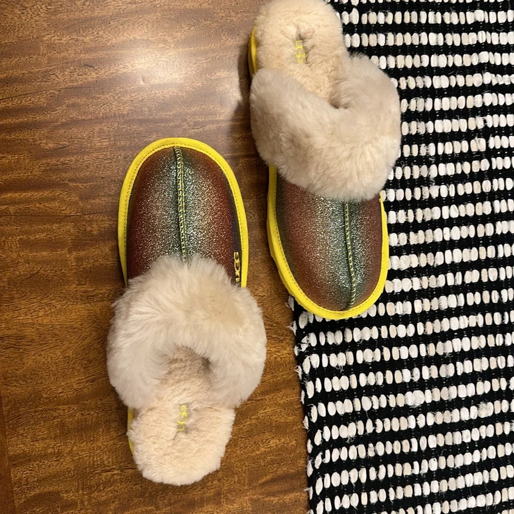 UGG GIRLS SIZE 6 RAINBOW COZY II GLITTER SLIP-ON SLIPPERS (TAYLOR SWIFT VIDES)